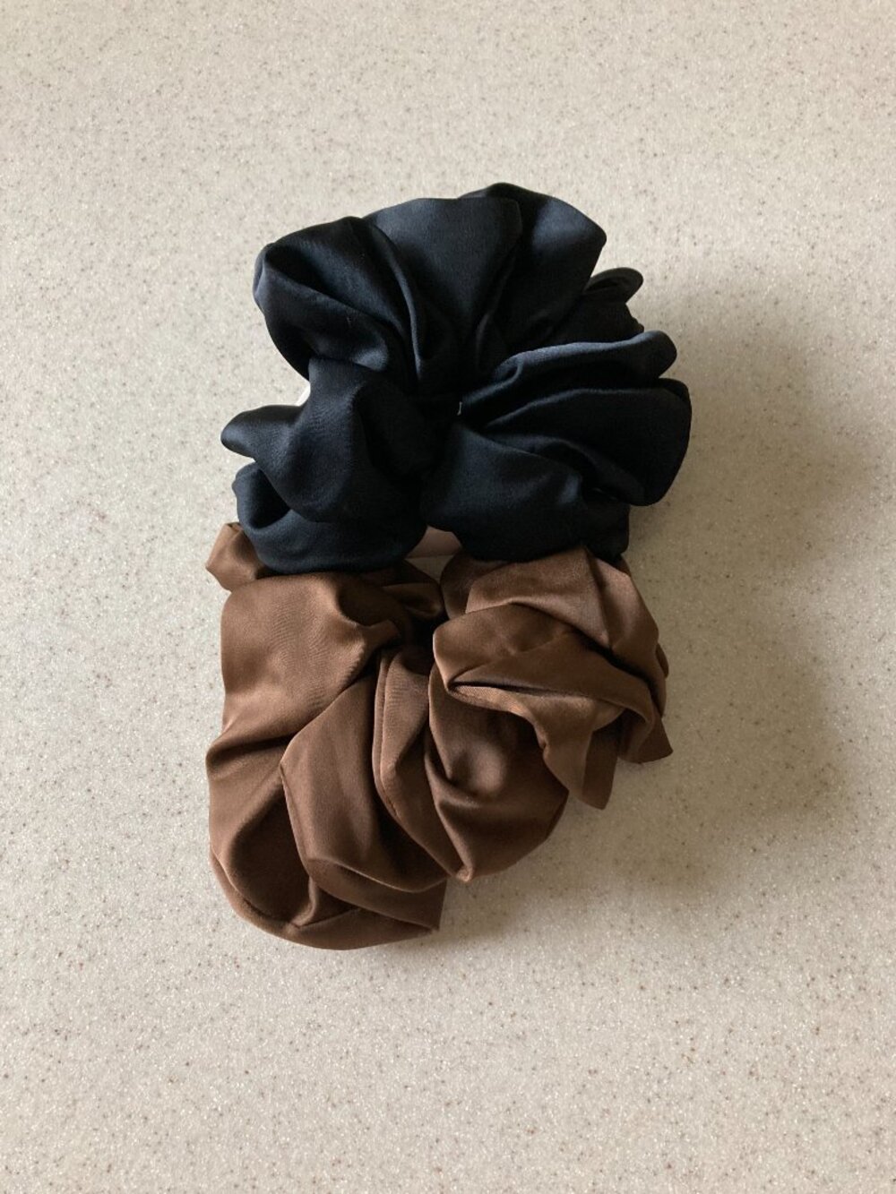 NWT Kitsch Oversized Scrunchies 2 Pack - Picture 2 of 4